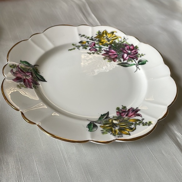 Victoria C & E Bone China England 8.25” plate floral pattern - Picture 5 of 8